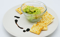 アボカドサラダのクラッカー乗せ AVOCADO SALAD WITH CRACKERS