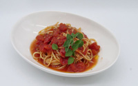 トマトと⽣ハムの冷製パスタ COLD PASTA WITH TOMATO AND PROSCIUTTO